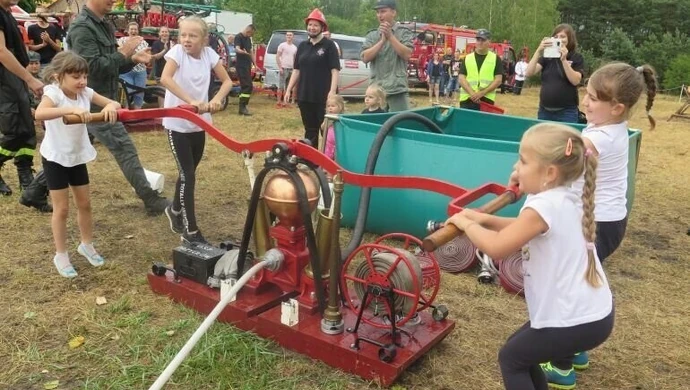 XI Powiatowe Zawody Sikawek Konnych i Przenośnych w strugach deszczu
