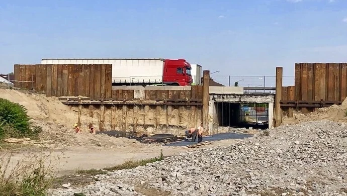 Na Twardosławickiej przejścia dla pieszych wciąż nie ma