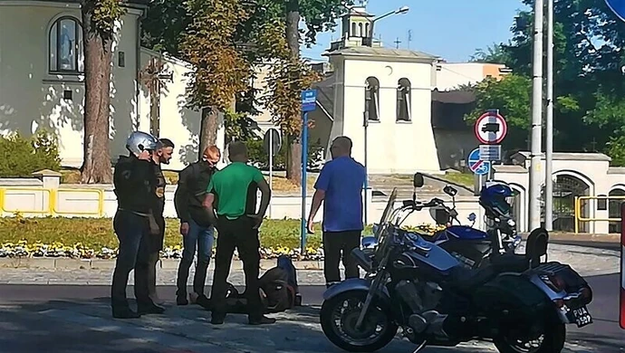 Wywrotka motocyklisty na bliźniaczych rondach