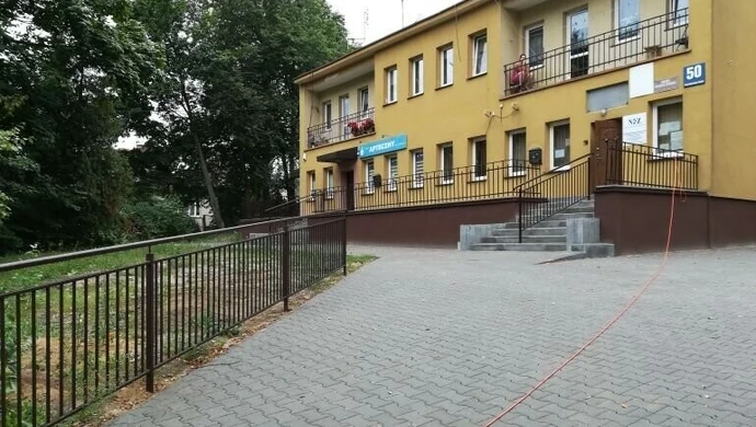 Parzniewice: Balustrada pomoże schorowanym