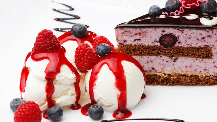 6 pomysłów na letni deser – sosy słodkie