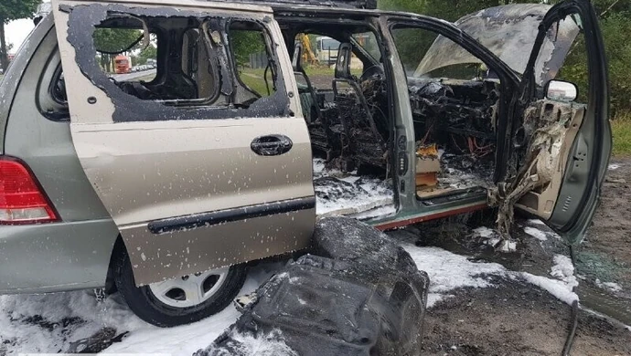 Pożar samochodu z instalacją gazową w Poniatowie, w środku była jeszcze jedna butla z gazem