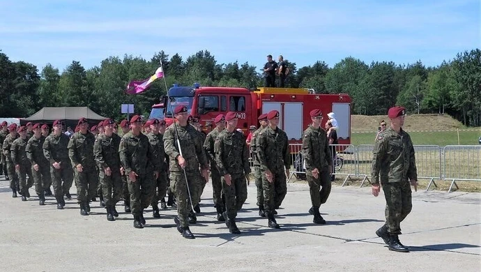 Militarne świętowanie nad zalewem