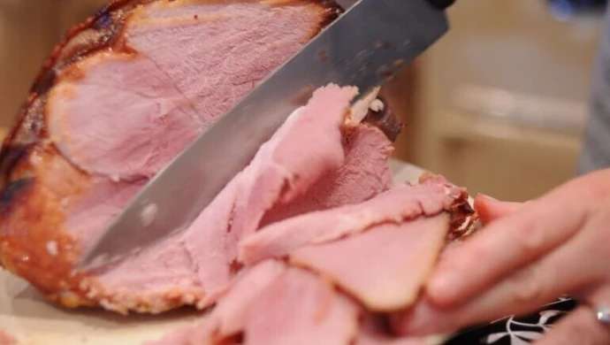 Wyroki sądu niewiele pomogły. Nie mają dostępu do wody, a nadal sprzedają mięso