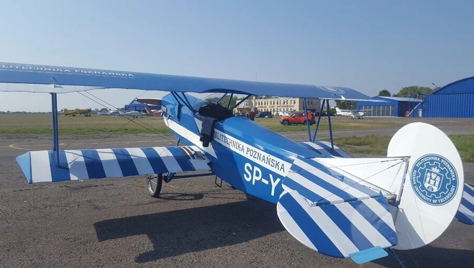 Historyczny myśliwiec na lotnisku w Piotrkowie