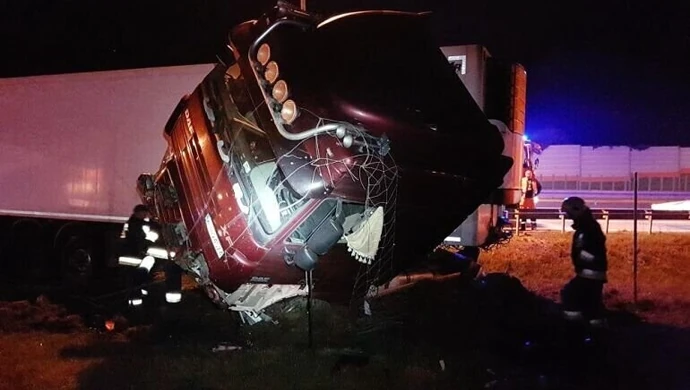 Kierowca ciężarówki wjechał w bariery na S8