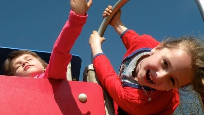 Chcą podarować dzieciom uśmiech. Piknik na boisku UJK