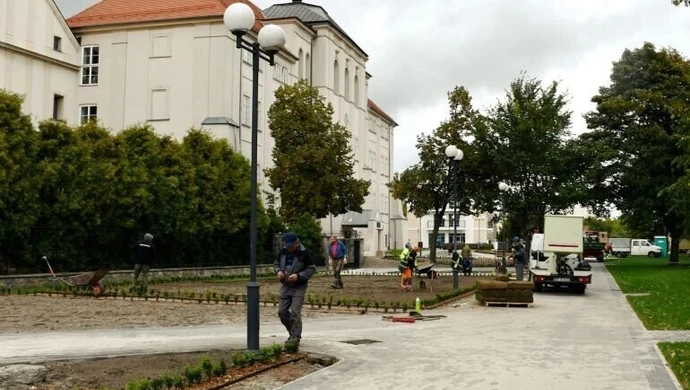 Modernizacja placu Niepodległości na finiszu