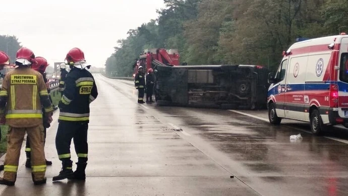 Dwie osoby nie żyją, pięć rannych. Bus dachował na S8
