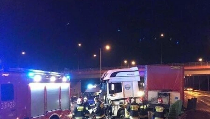 Ciężarówka wjechała w bariery na S8