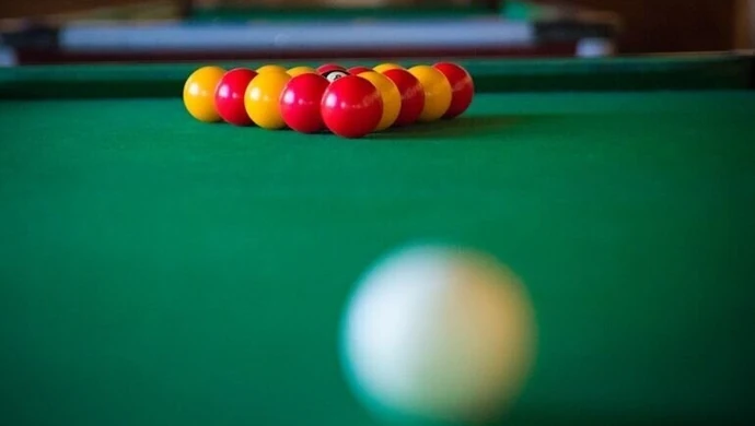 Nie mógł się powstrzymać i... ukradł pieniądze z kasetki stołu bilardowego