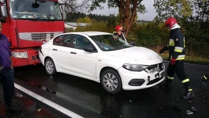 Kolizja trzech aut na DK12 w Poniatowie