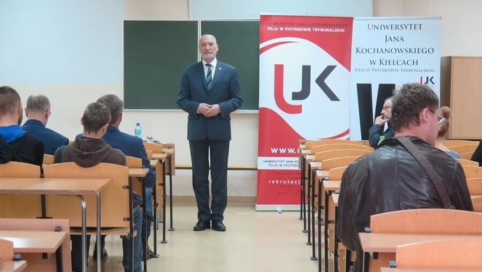 Były minister obrony zachęcał studentów do wstąpienia do Legii Akademickiej