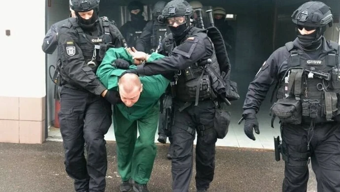 Najpierw wziął zakładnika, potem wywołał pożar. Co wydarzyło się na terenie aresztu w Piotrkowie?