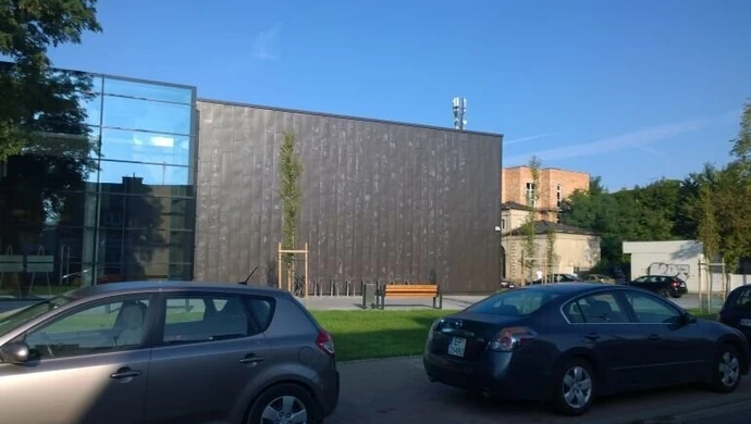 Elewacja mediateki „dojrzewa”