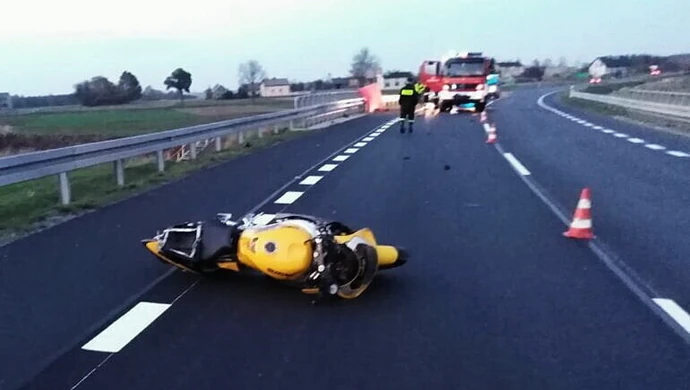 Motocyklista uderzył w bariery ochronne na moście. 30-latek nie żyje