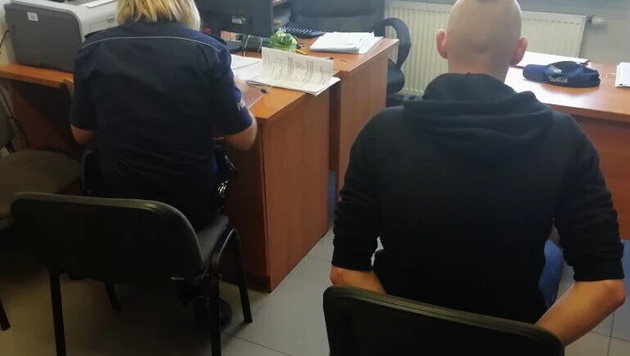 Ukradli cinquecento, pojeździli po okolicy i&#8230; podpalili auto