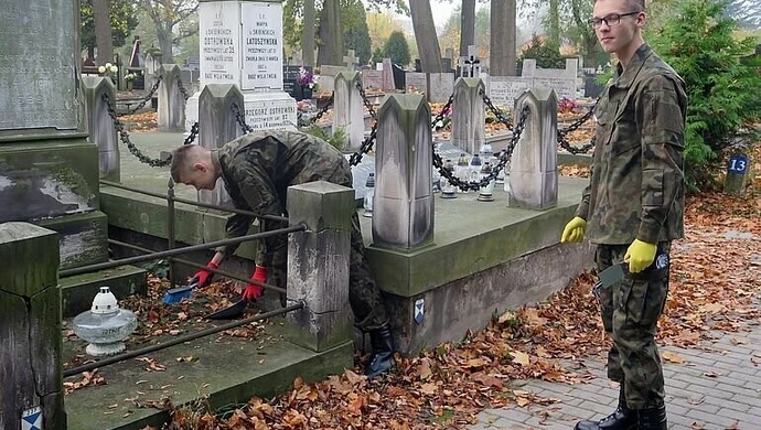 Posprzątali zaniedbane groby