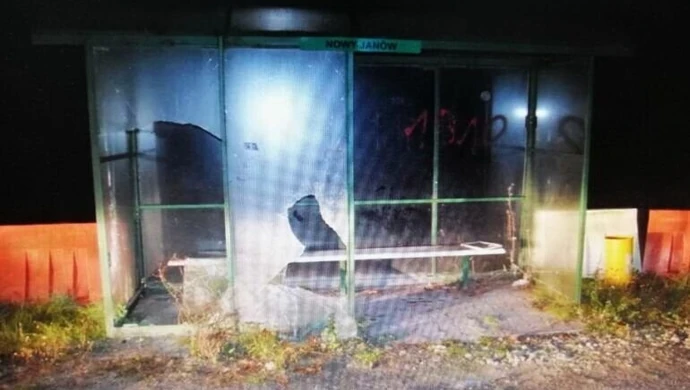 Zdemolowali przystanek autobusowy. Byli pijani