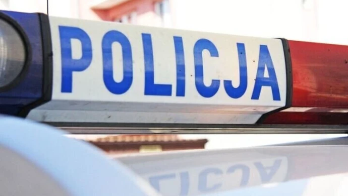 Skakał w nocy po autach, był pod wpływem alkoholu