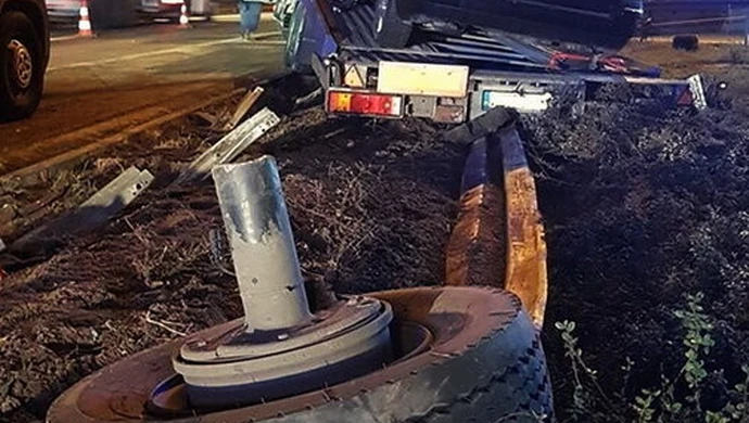 Ciężarówka wjechała w bariery na S8