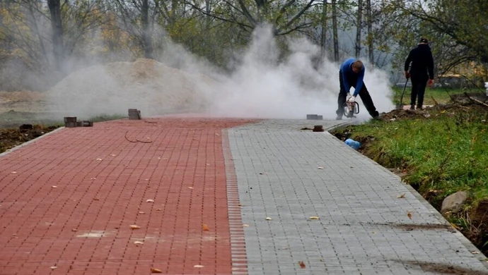 Trwa budowa ścieżki rowerowej wokół jeziora Bugaj