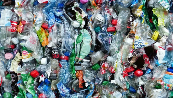 Raport: plastik większym problemem niż zmiany klimatu