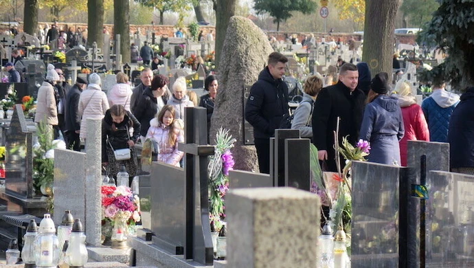 Piotrkowianie odwiedzali groby bliskich zmarłych