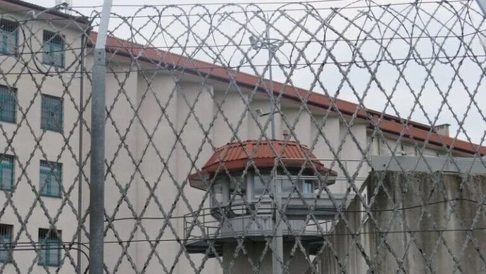 Próbowały dać więźniowi narkotyki podczas widzenia. Zawiniątka ukryły w ustach