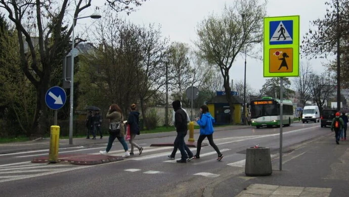 Próg przed każdym przejściem?