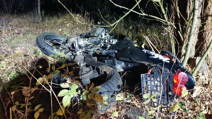 Stracił panowanie nad motocyklem i uderzył w drzewo. Zginął na miejscu