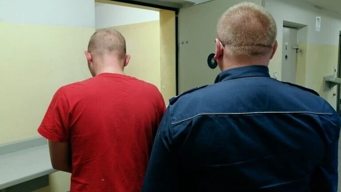 Niechcice: Zniszczył wiatę przystankową, bo… musiał rozładować emocje