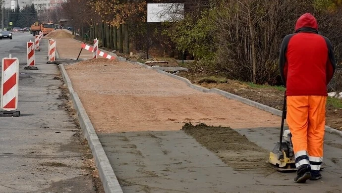 Ścieżka rowerowa i nowy chodnik na Wroniej