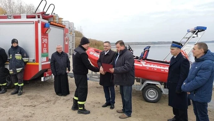 Druhowie z OSP w Rozprzy mają nową łódź