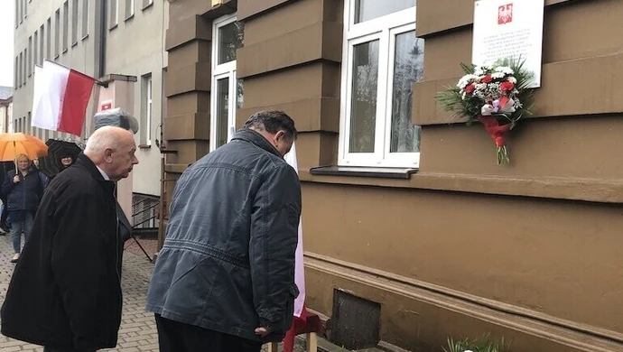 Pamiątkowa tablica znów wisi na ścianie dawnej Szkoły Polskiej