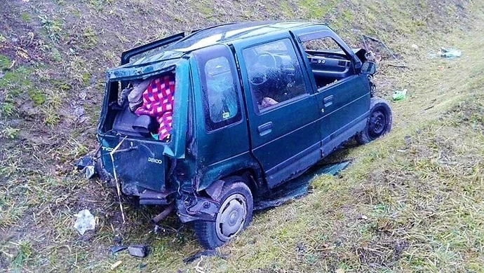 Tico wypadło z drogi. Kierowca miał 4 promile