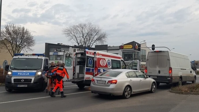 Dwa zdarzenia drogowe w jednym miejscu w ciągu kilku minut. Są poszkodowani