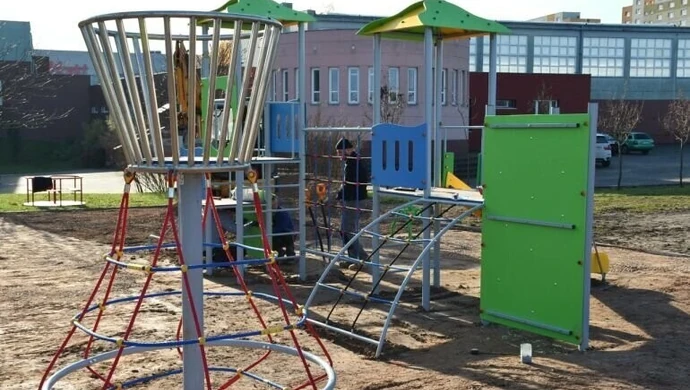Plac zabaw i siłownia plenerowa przy SP 2