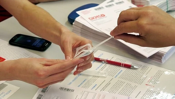 Auchan i DKMS znów łączą siły. Zostań dawcą szpiku!