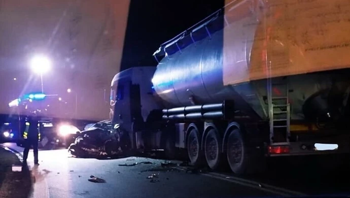 Czołowe zderzenie w Tomaszowie. Nie żyje 37-latek