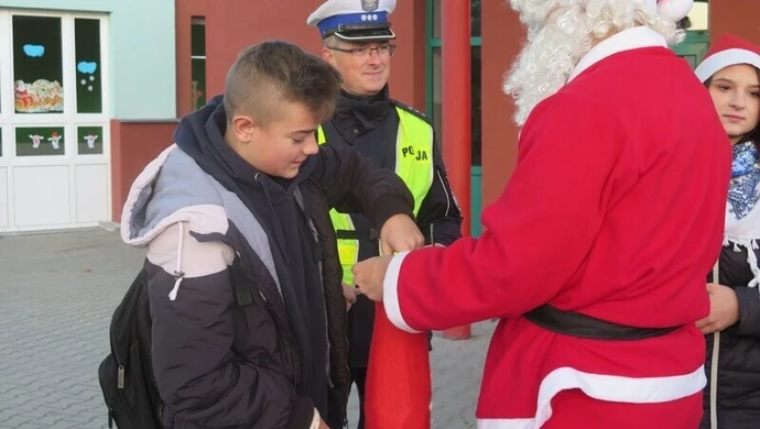 Cukierki od Mikołaja i jego pomocników