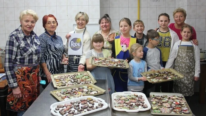 Seniorzy z dziećmi piekli pierniki