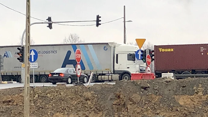 Problemy na przejeździe przez autostradę w Twardosławicach
