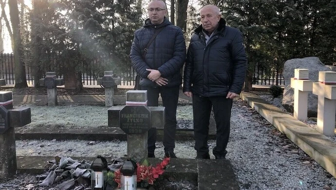 Rodzina z Białorusi odnalazła w Piotrkowie mogiłę poległego krewnego