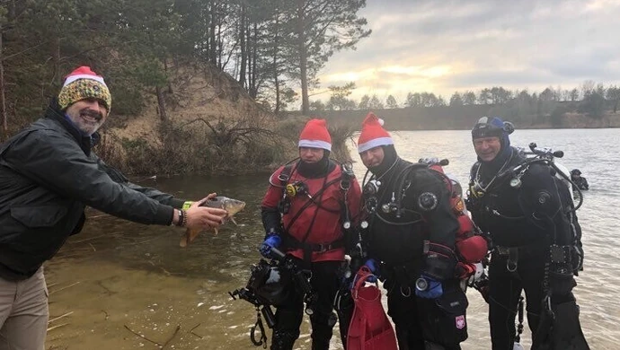 Nurkowie wypuścili karpie