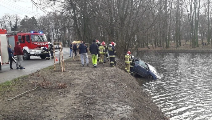 Wjechał do stawu, bo chciał uratować psa