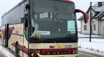 Szkolny autobus z dziećmi wpadł do rowu