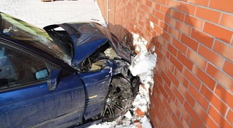 Młody kierowca bmw wpadł w poślizg i wjechał w&#8230; sklep 