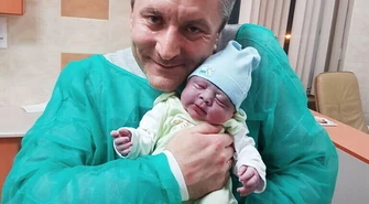 Szczęśliwy tata dziękuje za troskliwą opiekę 