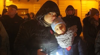 Piotrkowianie zapalili świeczki dla Pawła Adamowicza